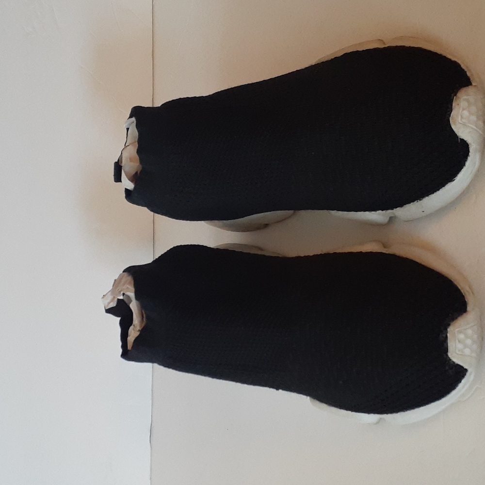 Lightweight running shoes